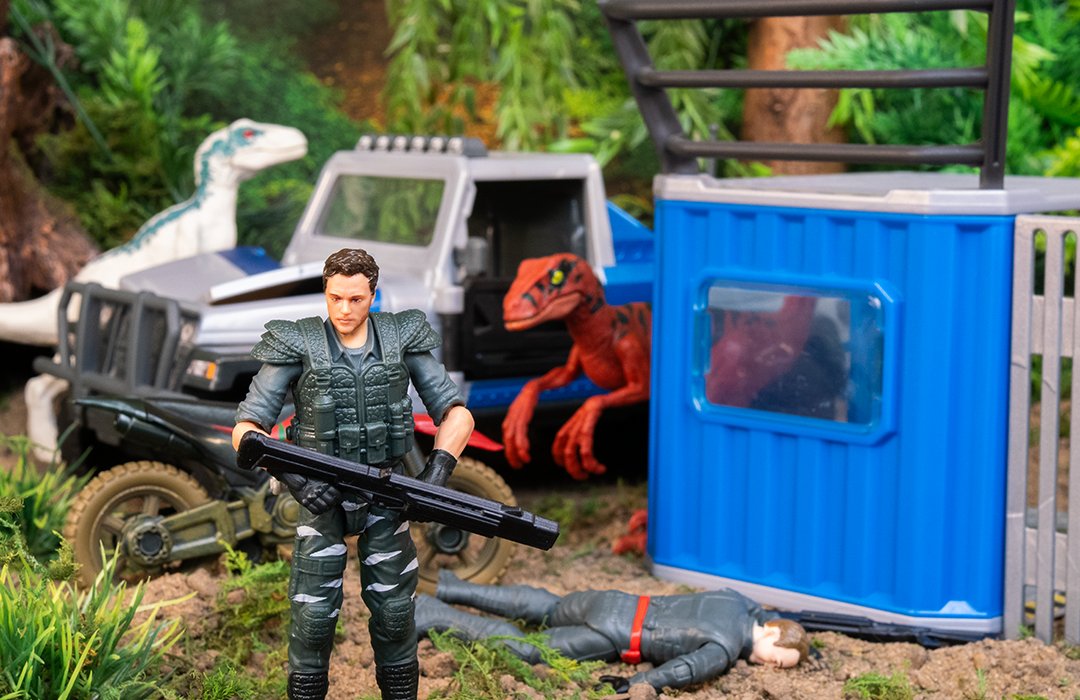 Tom_Jurassic's tweet image. In a different universe, Owen Grady is deployed to the IBRIS Facility when the Raptor pack break loose - killing ACU personnel, and plunging the entire island into chaos.

#JurassicWorldRebirth #JurassicPark #ToyPhotography