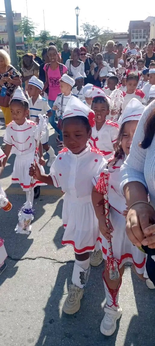 Desfiles de bandas rítmicas en #SantiagoDeCuba con motivo al 65 Aniversario de la Organización de Pioneros José Martí y la creación de los Círculo Infantiles y el 64 Aniversario  de la Unión de Jóvenes Comunistas.
A todos nuestras felicitaciones.