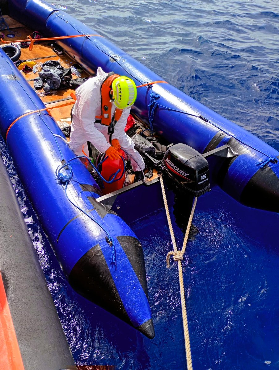 salvamentogob's tweet image. Aviso @112canarias de patera navegando a 10 millas  #MorroJable avistada desde una embarcación de recreo.
Los controladores marítimos movilizan la salvamar Izar y se ponen en contacto con la embarcación de recreo, que confirma permanece en zona hasta que llegue la unidad de