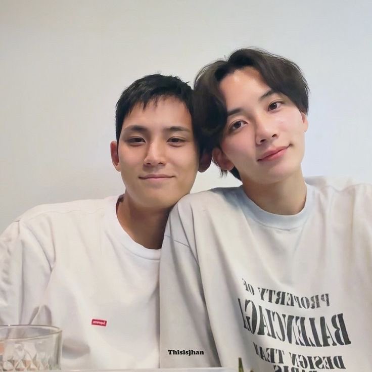 praying for new jihangyu selca soon

ALWAYS HAPPY WITH GYU
#아니_다들조용_오늘민규생일
#OurSunriseMINGYUday