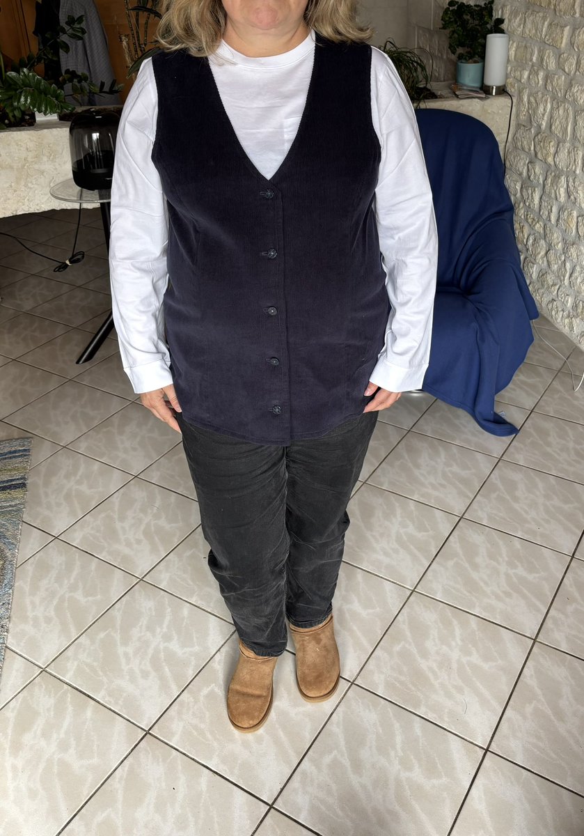 JosephineFrad's tweet image. Je viens de m’inscrire au défi #slowcreation de #Mondialtissus 
Le thème : une pièce masculine revisitée.
J’ai choisi ce veston que j’ai cousu en velours milleraies. 
#couture #creation