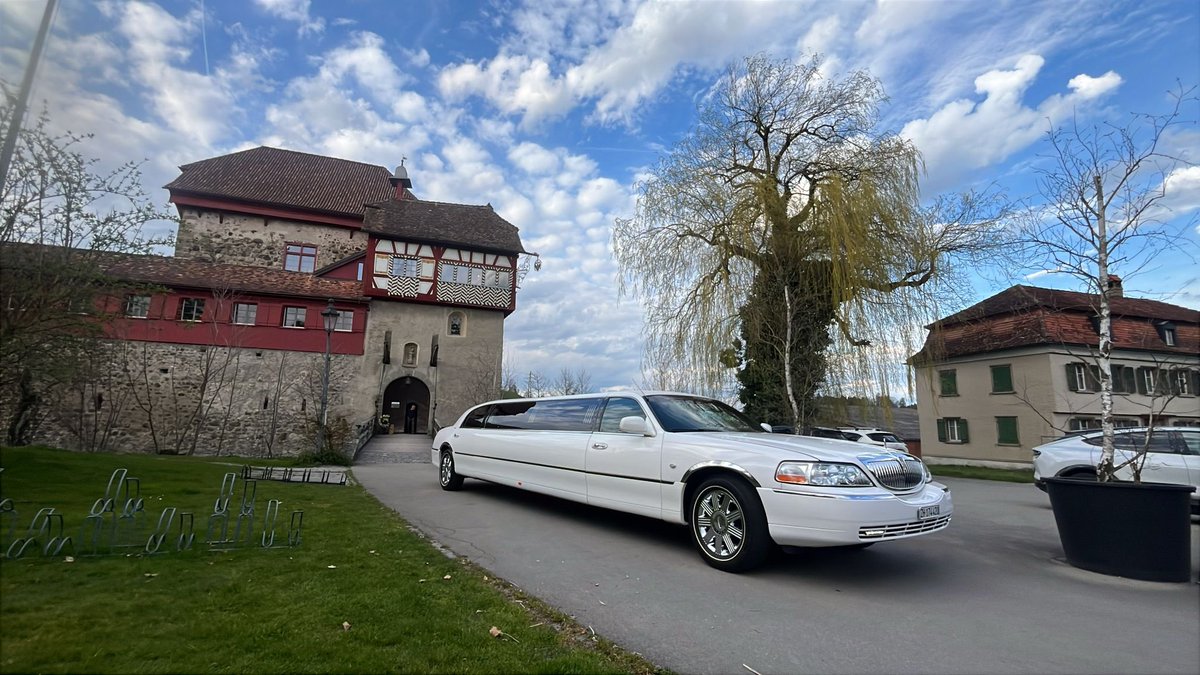 kuhnrobert's tweet photo. Schloss Hagenwil #SchlossHagenwil #hagenwil #stretchlimousine #Lincoln https://t.co/M9FdRlU01K