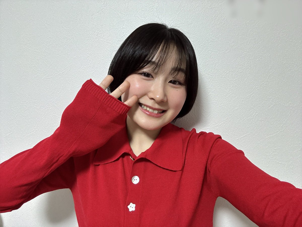 akari_shito15's tweet photo. 今日は歌練の日でした〜🎤

初めて真っ赤な服着てみた！
かわいいんだけど！！ハマりそう。 https://t.co/3Z0eWhu8c7