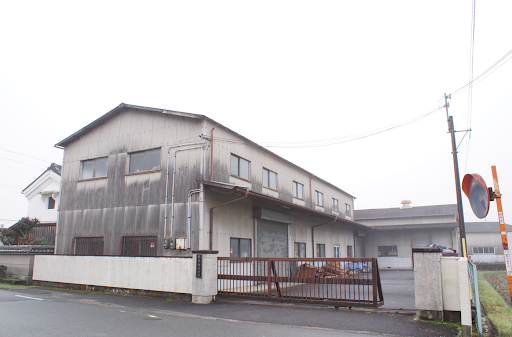 ceo_costick's tweet photo. 坂本商店が今も続いていたら、約70年。

サンダルを作っていたその会社は、もう無い。
でも、今俺たちが使っている事務所も倉庫も、当時のまま残ってる。
業態はまったく違う。
でも、やってることの本質は変わってないと思ってる。

自分たちで考えて、
自分たちで味付けして、
自分たちの思いを込める。
そして、熱量を込めて伝えて、
ユーザーの元に届ける。

見た目は変わっても、
中身はちゃんと繋がってる。
それが俺の中の大事なマインド。
これまでも、これからも。
ワクワクできる会社であり続けたい。