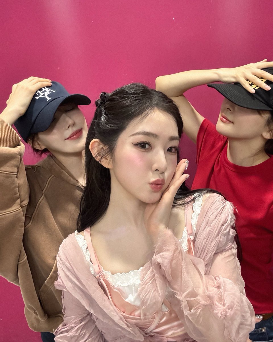 gyuicon's tweet photo. the velvets supporting irene comeback...oh #myfive 😭💗 https://t.co/e8tcLQBgPH