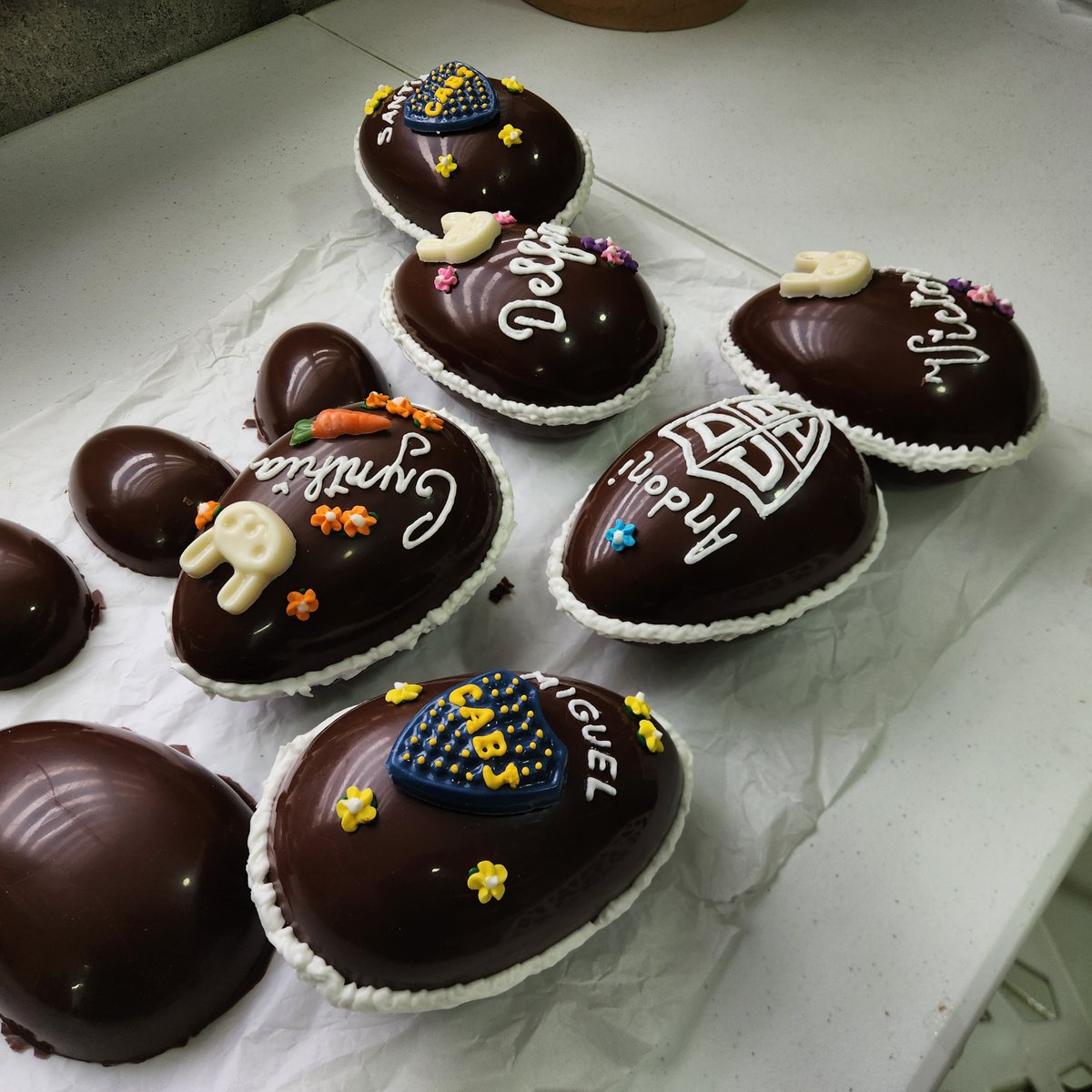 ¡Felices Pascuas! Visité "Dulzuras del Sur", un espacio donde el trabajo y la pasión se mezclan con el aroma del chocolate. A quienes emprenden: no están solos. Su progreso inspira y su ejemplo construye.