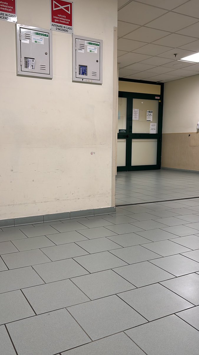 Per queste feste non ho raggiunto la mia famiglia
Mi ero organizzata per passare questo giorno con una cara amica e la sua mamma
E niente
È dal 23 che sta a Tor Vergata 
No problem 
Una fetta di colomba con lei, la sua vicina di letto  Silvana e Buona Pasqua a tutti