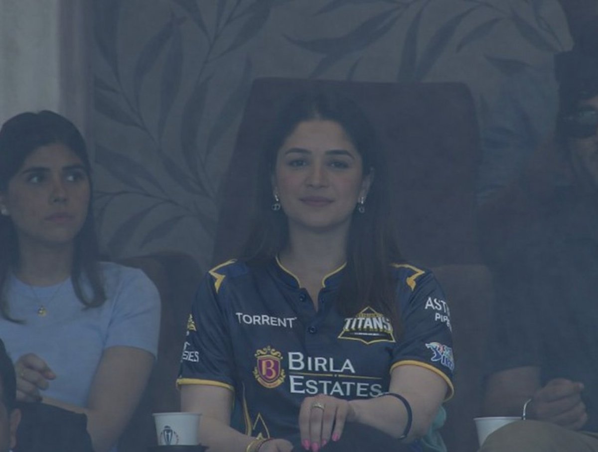 Sara Tendulkar supporting Gujarat Titans wearing GT jersey.