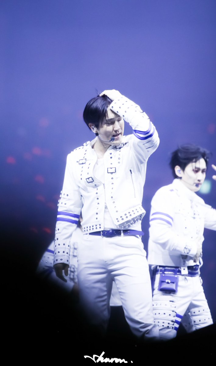 Geniepig407's tweet photo. 260404 Supershow 10 Encore in Seoul

Sexy Siwon~

Pls do not edit or remove logo.
Pls credit.

#siwon 
#supershow10 
#SS10EncoreinSeoul_Day2 
#ss10encore https://t.co/0XgP1OltuS