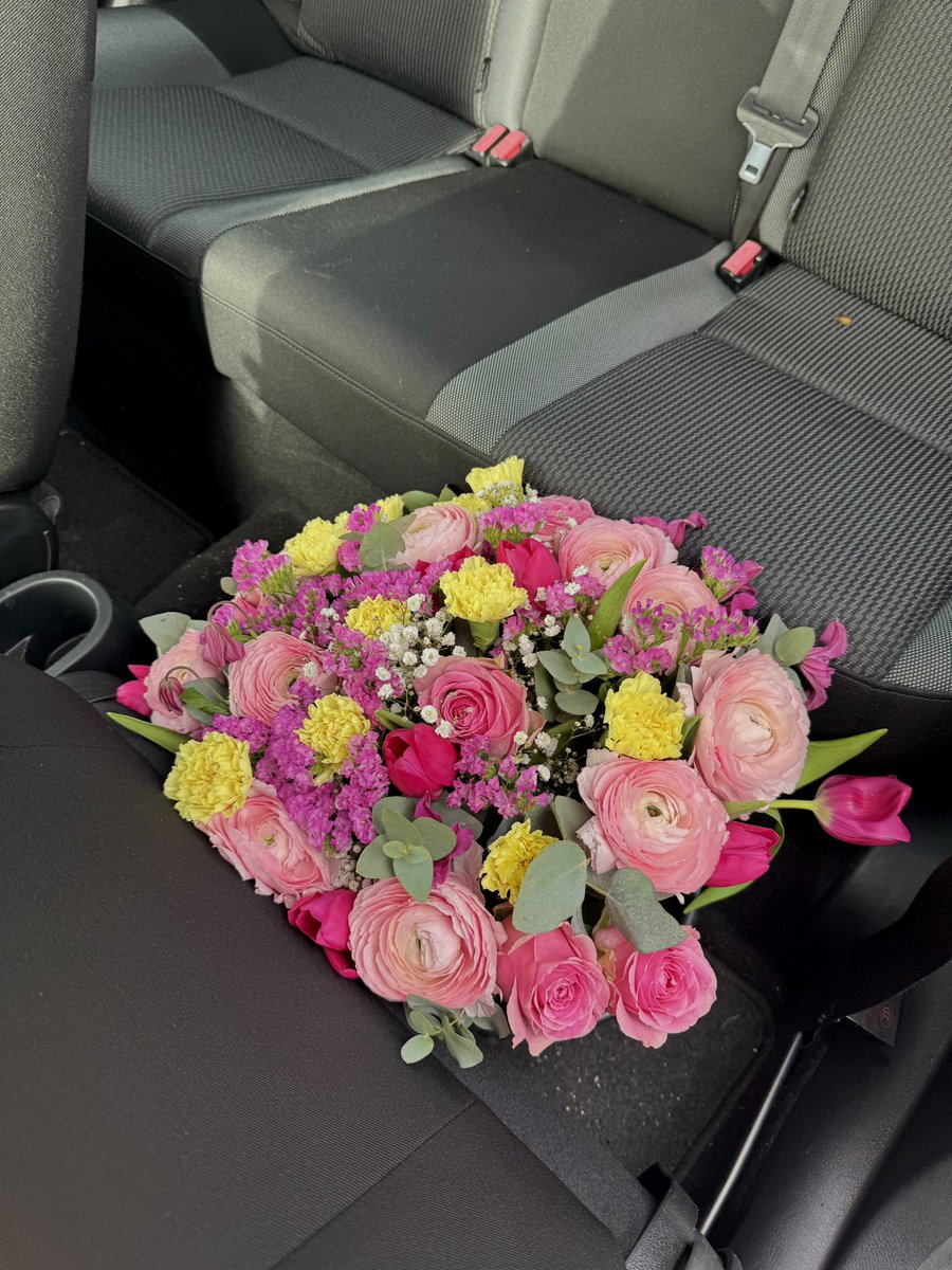 vivelaboursee's tweet photo. Pendant que je prépare les plus beaux bouquets 😁🤞 https://t.co/rouXxLUGiY