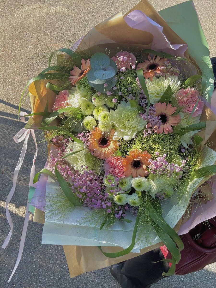 vivelaboursee's tweet photo. Pendant que je prépare les plus beaux bouquets 😁🤞 https://t.co/rouXxLUGiY