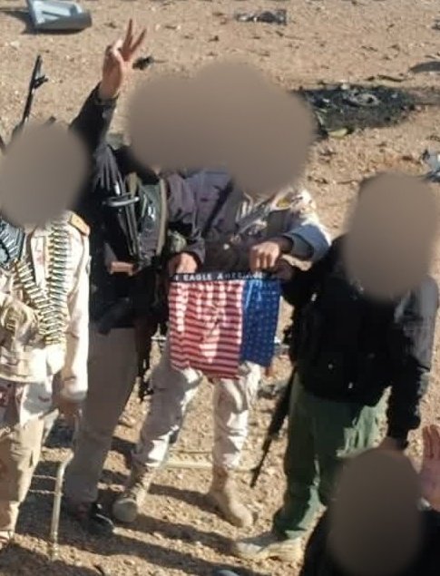 کاربر ایتالیایی نوشته: ایران فقط اینو تو موزه جنگ بذاره تمام حیثیت ارتش آمریکا به فنا میره!

پ‌ن: خلبان آمریکایی از ترس جونش لباس‌هایی که پرچم آمریکا داشته رو از تنش در آورده :))