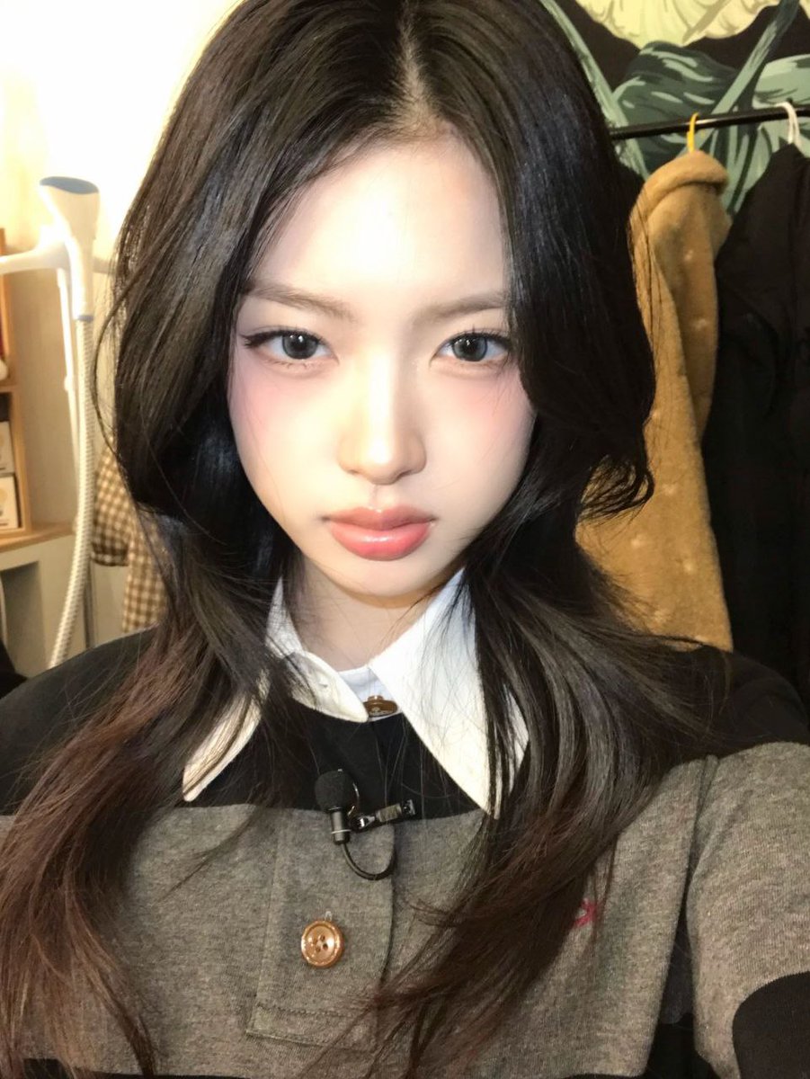 jiaparvk's tweet photo. I just sat there, playing with a tiny pout while my hair fell softly around me and somehow it felt like the warm light was hugging me (≧◡≦) ♡ https://t.co/fPN94jTTio