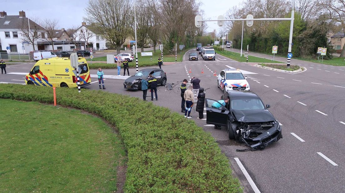 Auto's botsen in Weert, meerdere personen naar ziekenhuis
