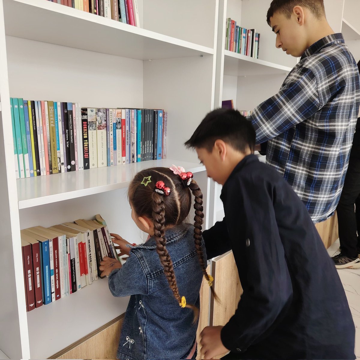 GSB_Van's tweet photo. "Kütüphaneler; insanlığın hafızası, milletlerin zenginliği, hayal gücünün engin denizleridir."

📚Kütüphane Haftasında Gençlik Merkezimizde bulunan kitapları düzenleyerek gençlerimize kitapların tanıtımını yapıldı.

📍Gevaş | Gençlik Merkezi https://t.co/jsZUiZxRJ0