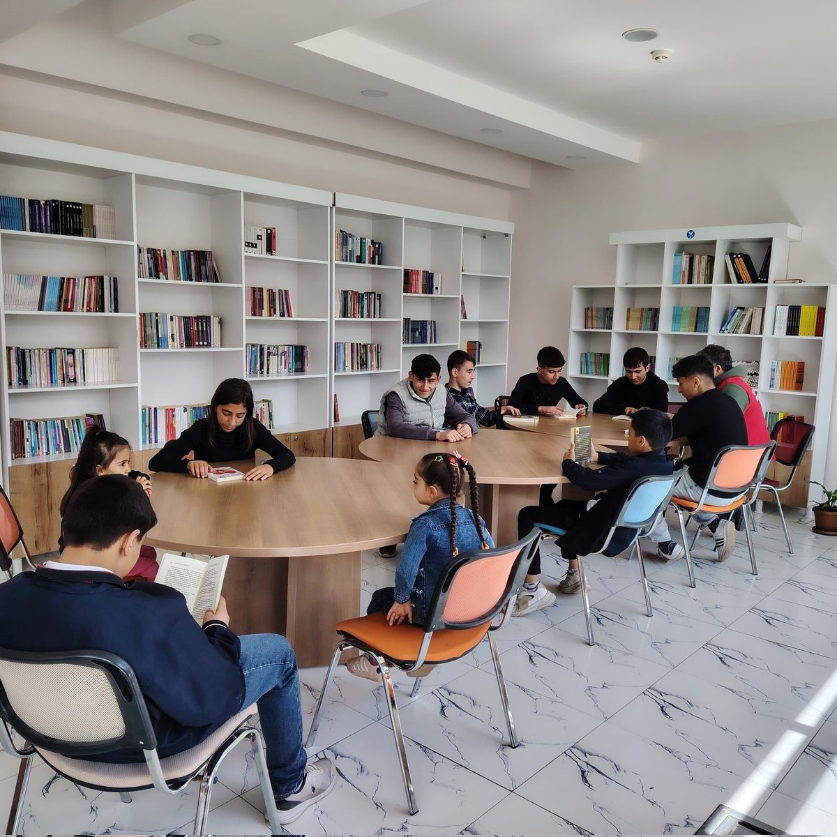GSB_Van's tweet photo. "Kütüphaneler; insanlığın hafızası, milletlerin zenginliği, hayal gücünün engin denizleridir."

📚Kütüphane Haftasında Gençlik Merkezimizde bulunan kitapları düzenleyerek gençlerimize kitapların tanıtımını yapıldı.

📍Gevaş | Gençlik Merkezi https://t.co/jsZUiZxRJ0