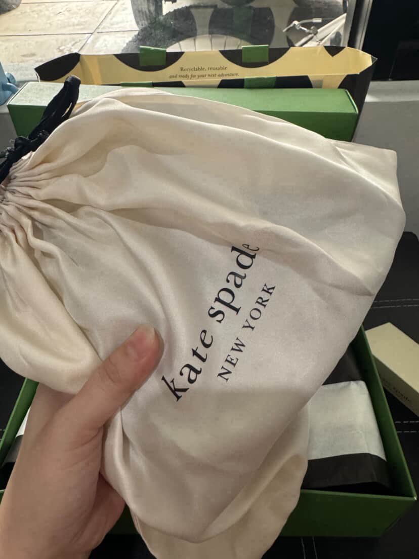 lllowwly's tweet photo. preloved mau ngurangi isi lemari, katespade sam icon mini vvgc baru dipake 2 bulan, beli desember 2025.

masih lengkap semua.
2jt ne https://t.co/Yj99qAukLR