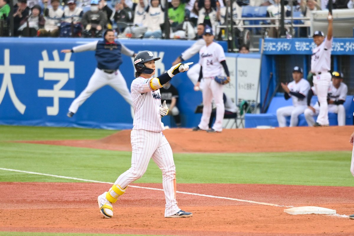 Itsumo__Nemui_'s tweet photo. ベンチに指さしする秀樹の後ろで大ジャンプするキハダｗｗｗ https://t.co/Djk2YiIg9m