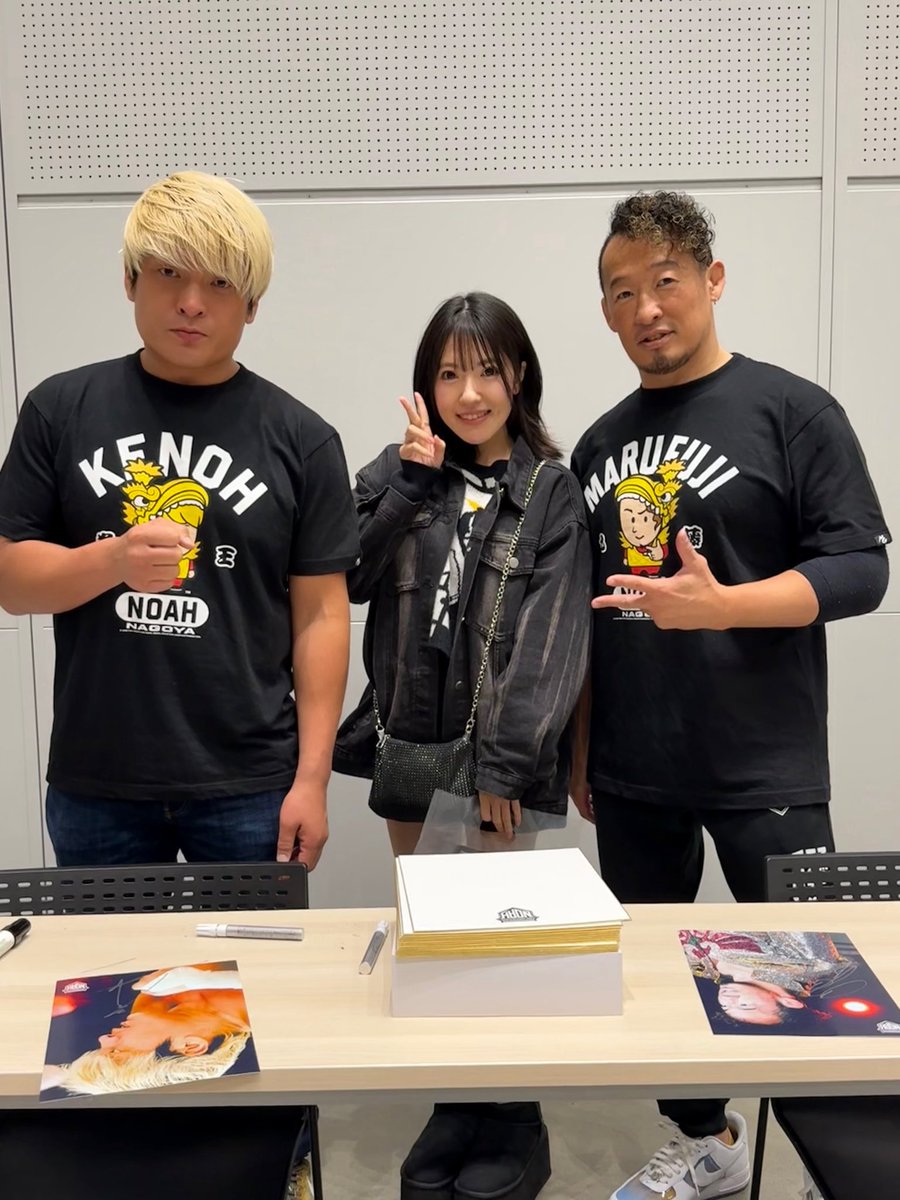 yk110801's tweet photo. 大サイン会〜💓 https://t.co/9rxYuqHdzj