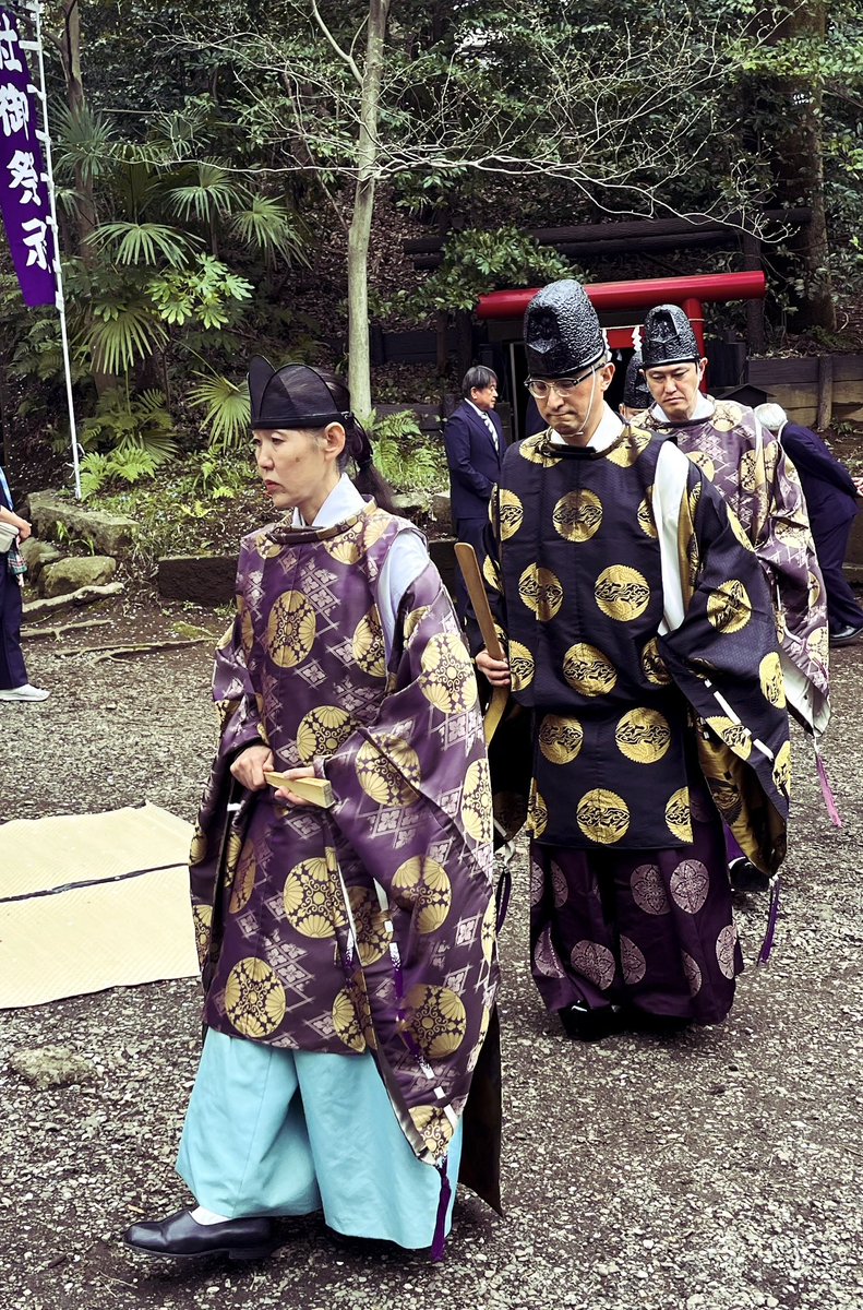 ninon_on's tweet photo. 石神井公園内にある厳島神社の例祭でした。洞穴の中に神様を祀った洞祠（どうし）があります。
　神様は　弁財天で「穴弁天」と地元では呼ばれています。例祭の日だけ、特別に入り口が開かれ、お詣りできます。初めてお詣りできました。貴重な時間をいただきました。 https://t.co/gAFp6JjAfQ