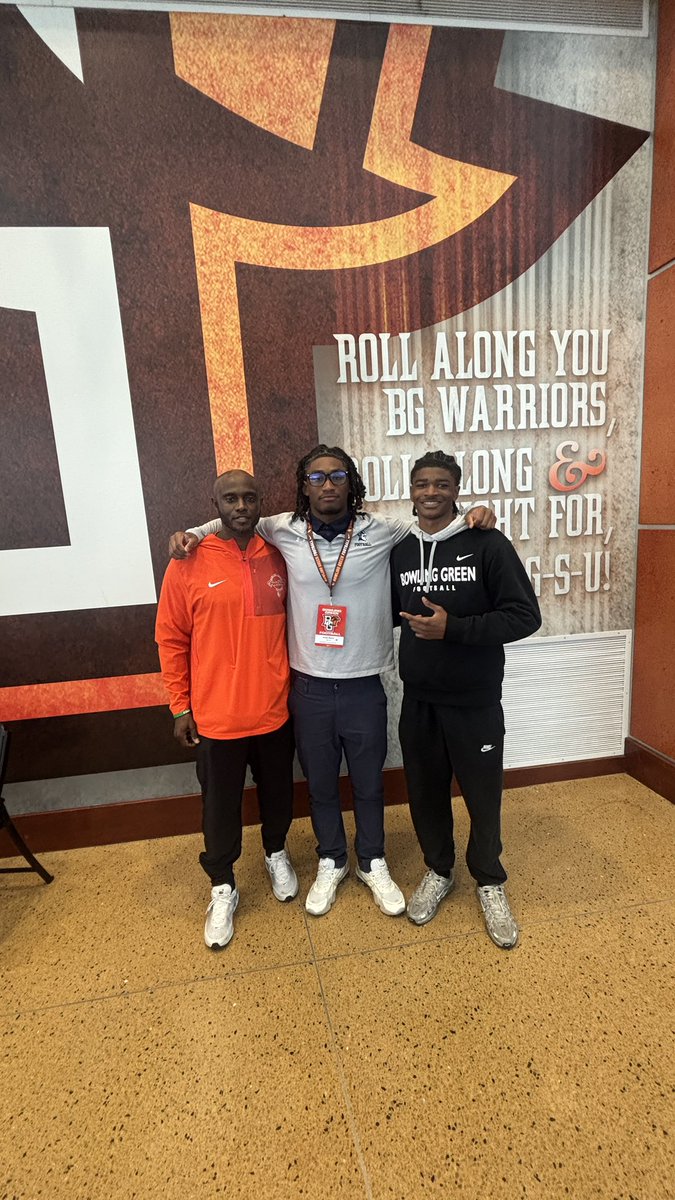 IMoore_10's tweet photo. Family 🧡 @CoachMcNutt https://t.co/VLzsjCAB8S
