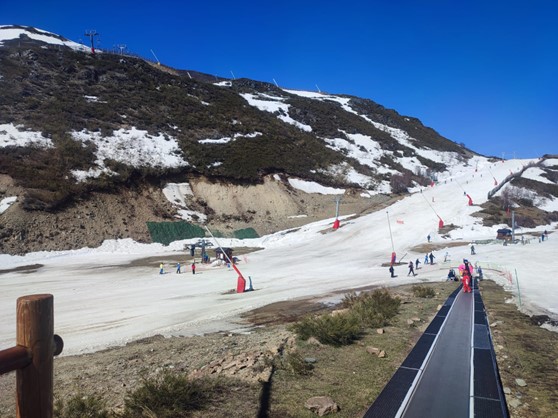 diputacionleon's tweet photo. 🎿 Las estaciones de esquí cierran la temporada con 184.700 visitantes

⛷ @sanisidronieve ha alcanzado los 143.020 esquiadores desde el 5 de diciembre, mientras que en @eileitariegos  se han contabilizado 41.689 personas desde el 21 de diciembre

🔗 https://t.co/bed3bgEQbl https://t.co/aCv2WNvXkx