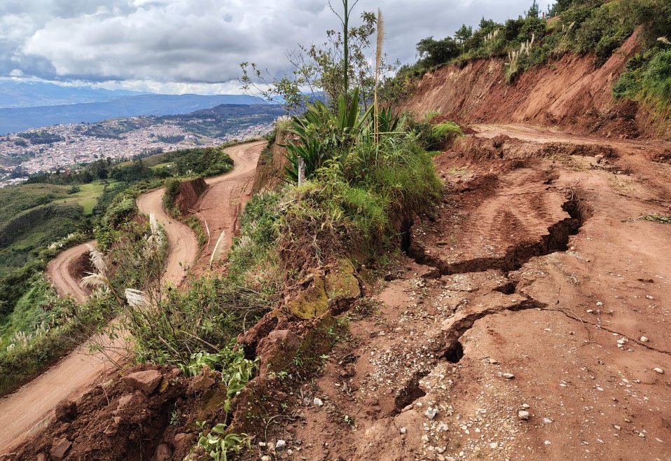 COENPeru's tweet image. Tránsito vehicular en el tramo Chachapoyas - Levanto, del distrito y provincia de Chachapoyas (Amazonas), se encuentra interrumpido debido a derrumbes y deslizamientos registrados a consecuencia de #LluviasIntensas ocurridas el 2/4. Municipalidad provincial culminó la #EDAN y
