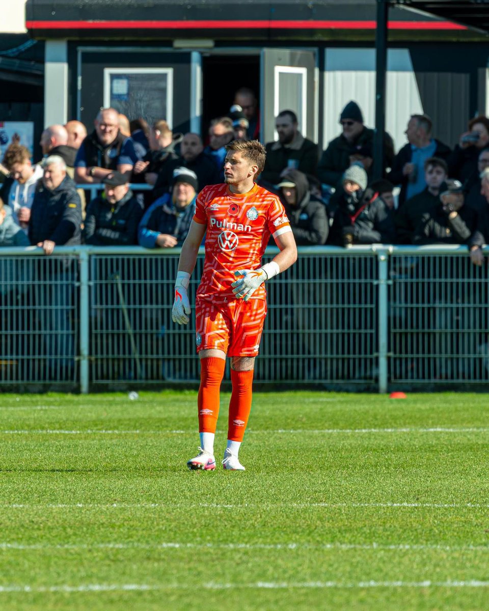 themoderndaygk's tweet photo. What a weekend for @VOS_UK goalkeepers 🧤

💪 Jasper back on the pitch after 145 days out 

🤩 Gui makes a world class penalty save, wins 1-0 and goes top of the league.

👀 Henrik gets his pro deal (we have a post to follow).

🧤 VOS TENAX first outing. https://t.co/X5LvKAxfXY