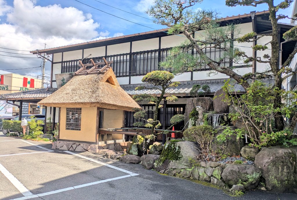 津高の「ぼっこう蕎麦水仙亭 本店」。
ここのお蕎麦を食べると、ほかのお蕎麦が食べられなくなってしまうくらい美味しい。
あとお店の建物も風情があって、とてもよい。