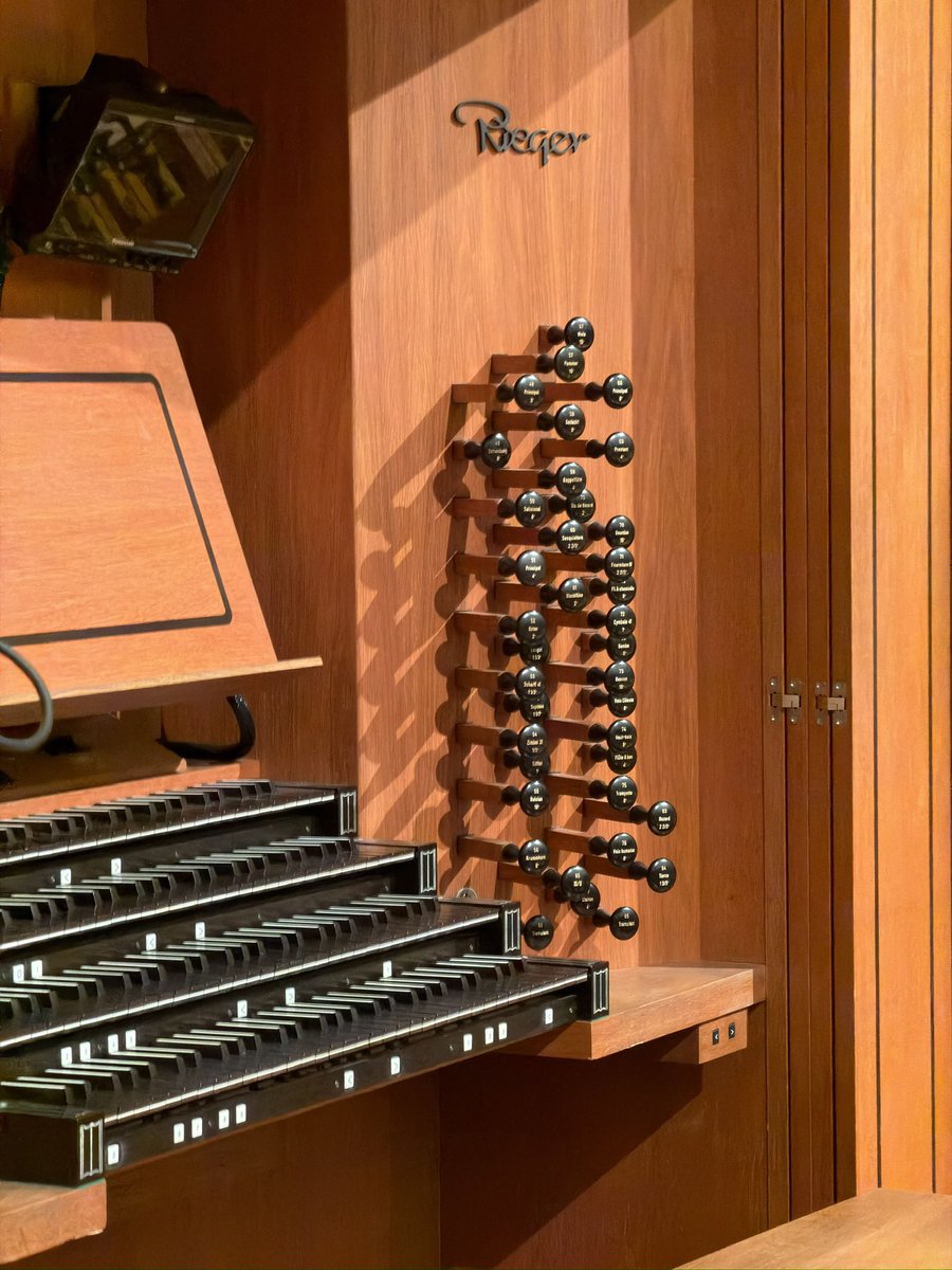 今日はサントリーホールのオープンハウスへ。
いつ訪れても、正面に鎮座するパイプオルガンの威容には圧倒されます。