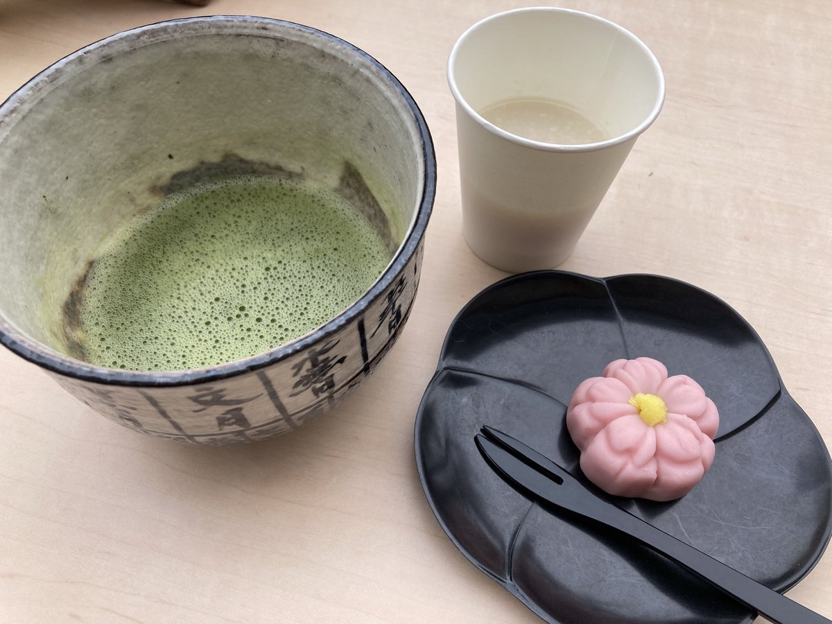 mireikuroneko's tweet photo. お天気に恵まれた桜祭り。
今年も参加出来たことに感謝です。
「幸せ」を記録しておきます。

お茶とお菓子を頂きました。 https://t.co/2a0gYty5jT