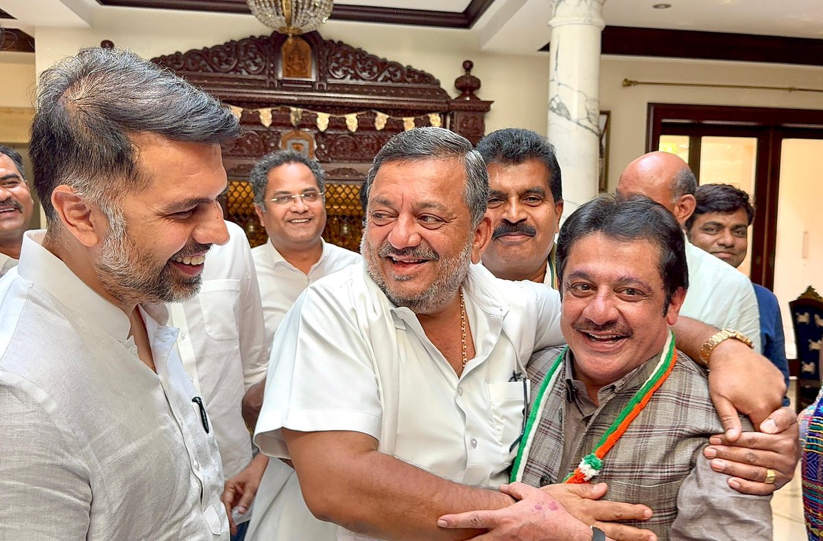 BZZameerAhmedK's tweet photo. Visited the residence of Cabinet Minister Shri.S.S Mallikarjuna in Davangere 

AICC Secretary Shri.Abhishek Dutta, Lok Sabha MP Smt.Prabha Mallikarjuna, Minister Shr.M.C.Sudhakar were all present https://t.co/fu9HuvpgY2