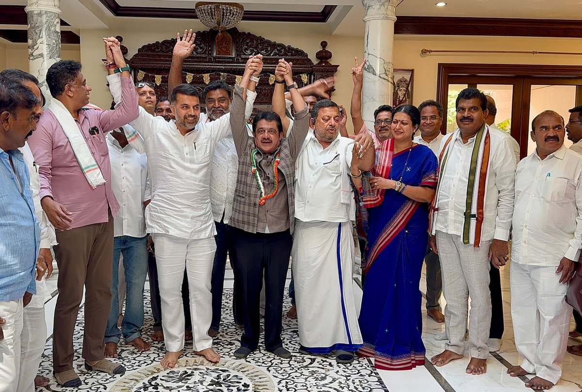 BZZameerAhmedK's tweet photo. Visited the residence of Cabinet Minister Shri.S.S Mallikarjuna in Davangere 

AICC Secretary Shri.Abhishek Dutta, Lok Sabha MP Smt.Prabha Mallikarjuna, Minister Shr.M.C.Sudhakar were all present https://t.co/fu9HuvpgY2