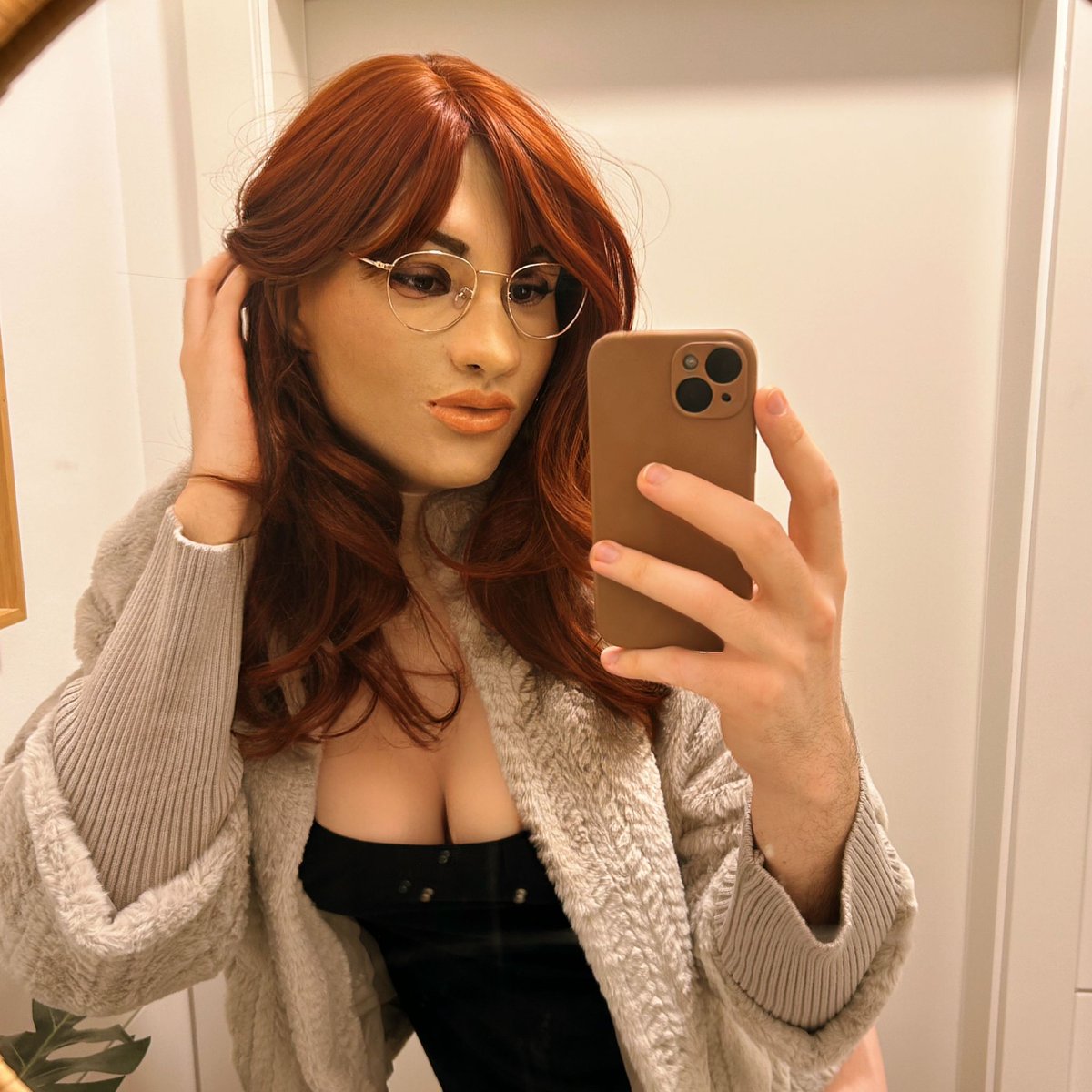 CoraLew's tweet image. Ain't no better way to start into the weekend then to wear the most perfect fitting mask 😍😍

#siliconemask #mask #femalemask #masking #disguise #transformation #femalemasking