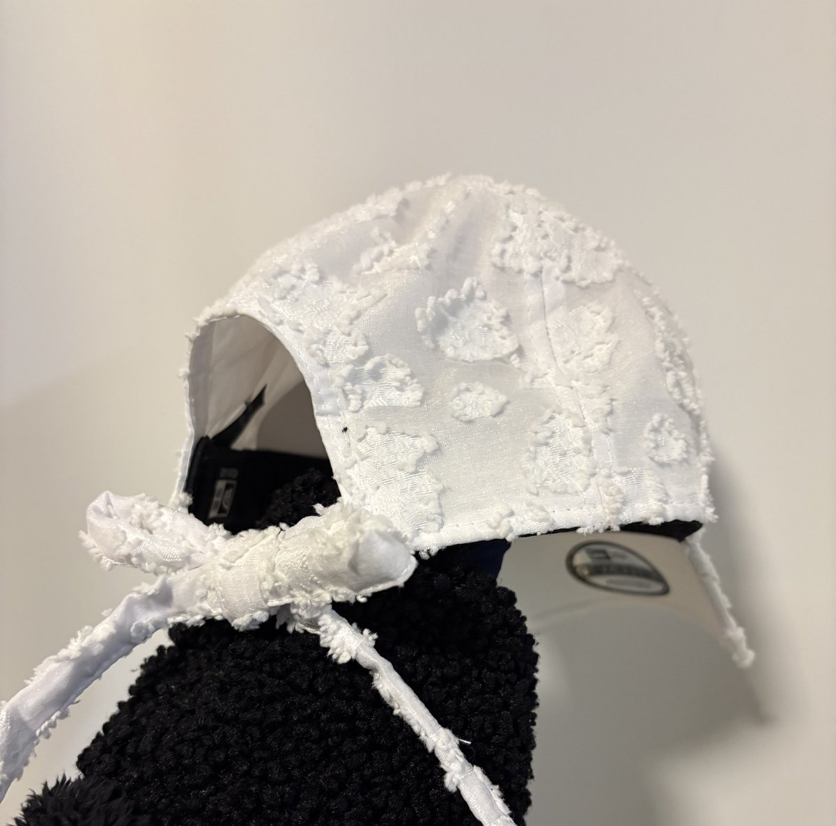 今日買ったNEWERAの新作キャップ春らしくて可愛い〜春も暗い色の服が多いから印象軽くしてくれそうで良い🤍