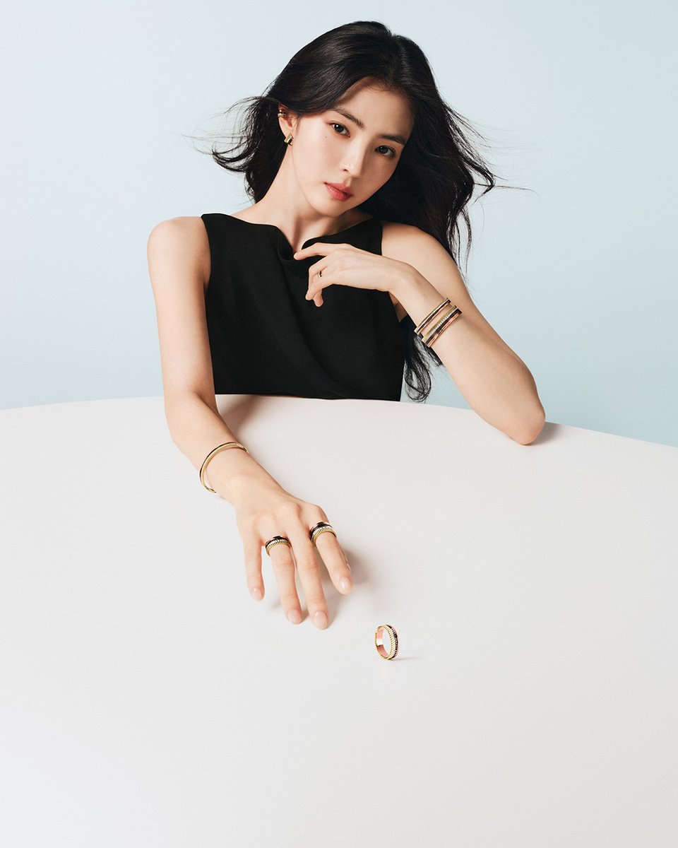 Small size, bold styling. Paired with other icons from the Quatre collection, Ambassador Han So-hee tries new Quatre XS on for size.

#Boucheron #Quatre #QuatreXS #HanSohee