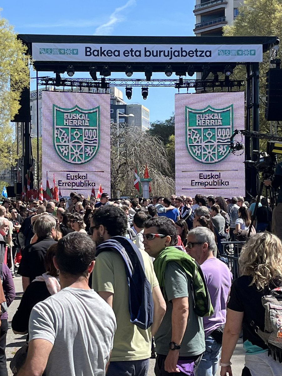 ealaudio's tweet photo. Guk ez dugu aldarri egiteko
Heroi edo Konkistarik. 
Borondateak elkartzen gaitu. 
Herri izan Nahiak 

Nazio bat gara eta Euskal hiritar bezala atera gara Iruñean gaur

Gora Euskal Herria Askatuta! https://t.co/7rUfXx1Sra