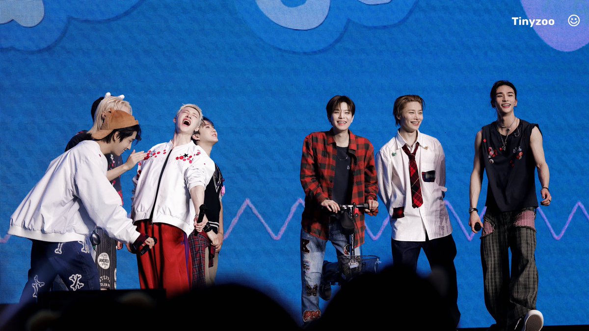 TinyzooOO tweet media