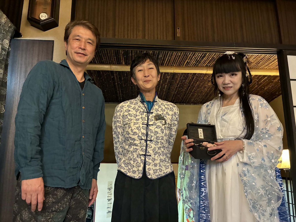 yurarosa's tweet photo. 北鎌倉ギャラリー月「#春ノ宴」 会期中イベント
朗読パフォーマンス「ニンジンカ」
原作者のIKKAさんを交えたアフタートークと、終演後の記念写真を頂きました https://t.co/bwUXuhWNiC
