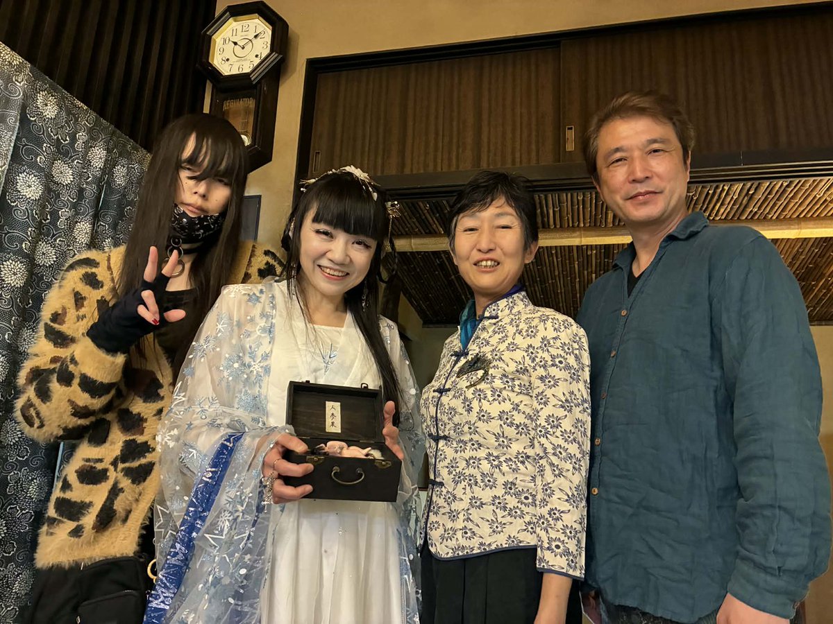 yurarosa's tweet photo. 北鎌倉ギャラリー月「#春ノ宴」 会期中イベント
朗読パフォーマンス「ニンジンカ」
原作者のIKKAさんを交えたアフタートークと、終演後の記念写真を頂きました https://t.co/bwUXuhWNiC