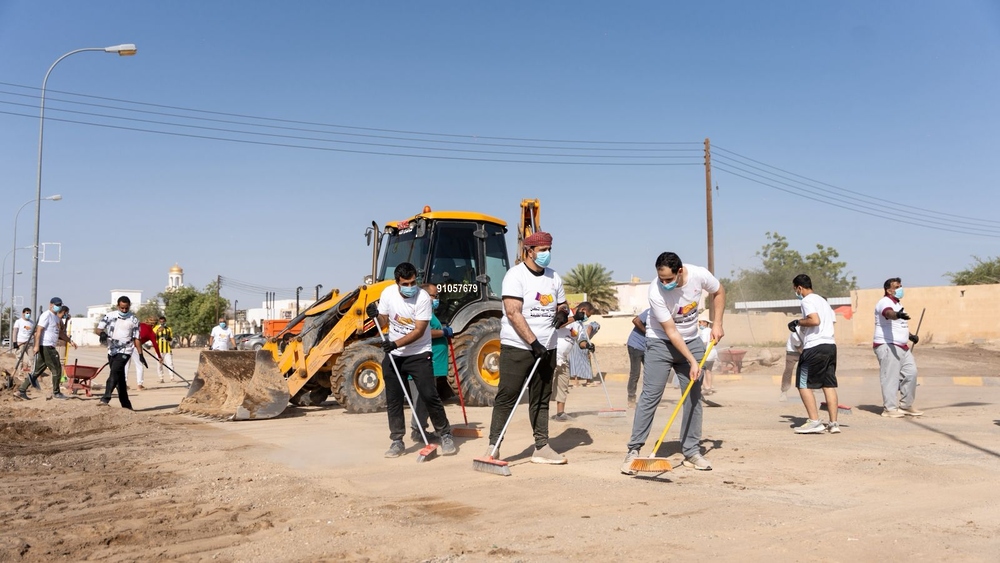 OmanNewsAgency's tweet image. محافظة #الظاهرة تشهد حراكًا مجتمعيًا واسعًا ضمن عمل تطوعي شامل لمعالجة آثار الحالة الجوية الأخيرة (منخفض المسرات)، وتعزيز جهود التعافي وإعادة الأوضاع إلى طبيعتها في مختلف ولايات المحافظة.

2u.pw/a6UYaJ

#العُمانية