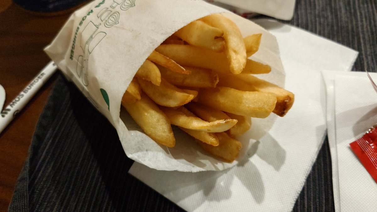 今夜は嫁さんのリクエストでモスバーガー。チーズベーコンテリヤキバーガー、なにこれめっちゃ美味しい✨

てか俺が娘の寝かしつけやってる間にモスバーガー行けたんじゃないかなー？

夜道のドライブは怖いって事ですか。