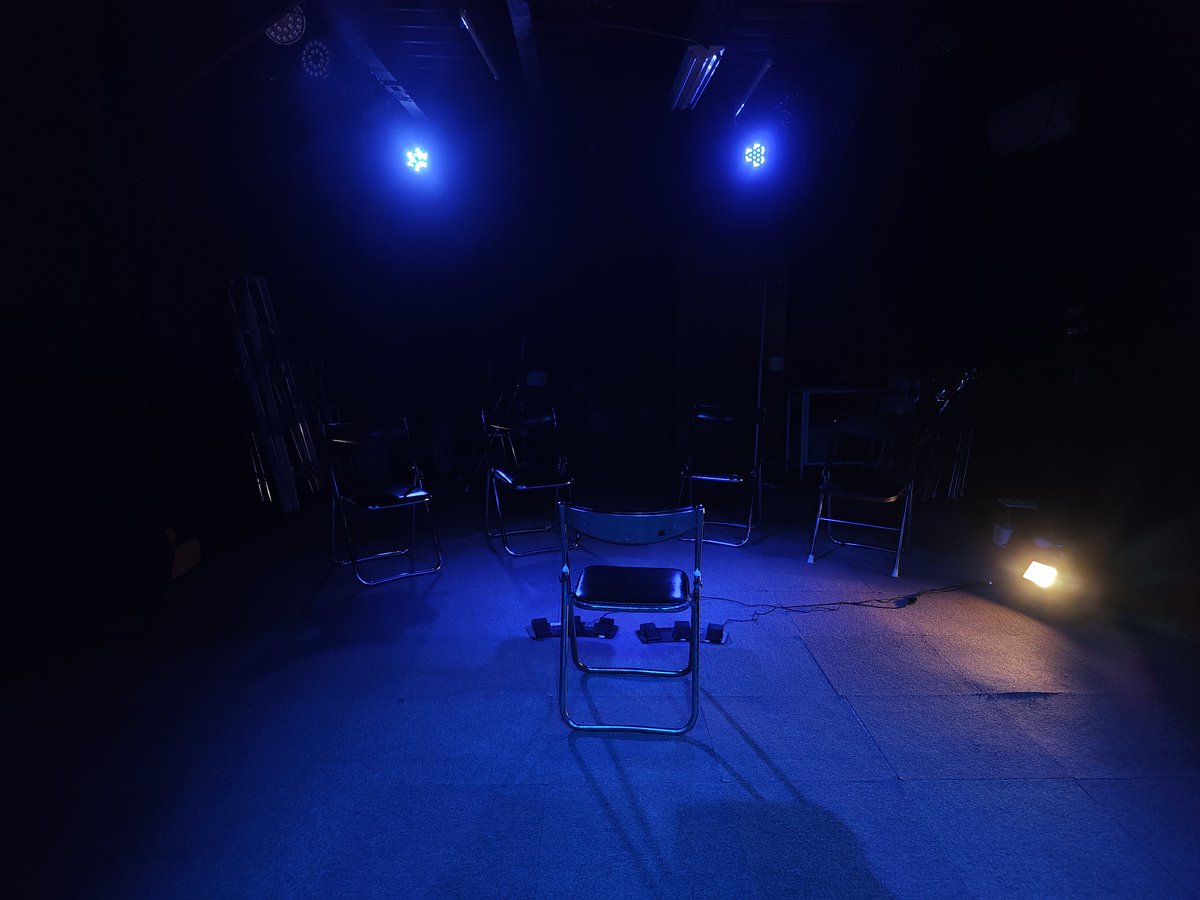 rintaro_morika's tweet photo. 今日は昼間は定光寺で子供も含めたクローズド公演、夜はPICO2で作品とあわせ作者や他の作品も紹介するスタイルでどちらも「桜の樹の下には」のダブルヘッダーでした。また来年檸檬を散らかした本も上に置きっぱなしにしてお会いしましょう。 https://t.co/2GUA69yE2z