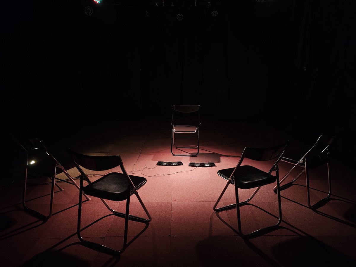 rintaro_morika's tweet photo. 今日は昼間は定光寺で子供も含めたクローズド公演、夜はPICO2で作品とあわせ作者や他の作品も紹介するスタイルでどちらも「桜の樹の下には」のダブルヘッダーでした。また来年檸檬を散らかした本も上に置きっぱなしにしてお会いしましょう。 https://t.co/2GUA69yE2z