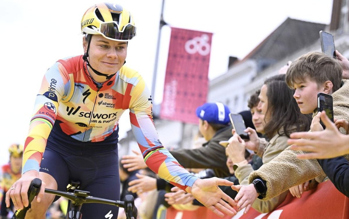 categorycafe tweet media