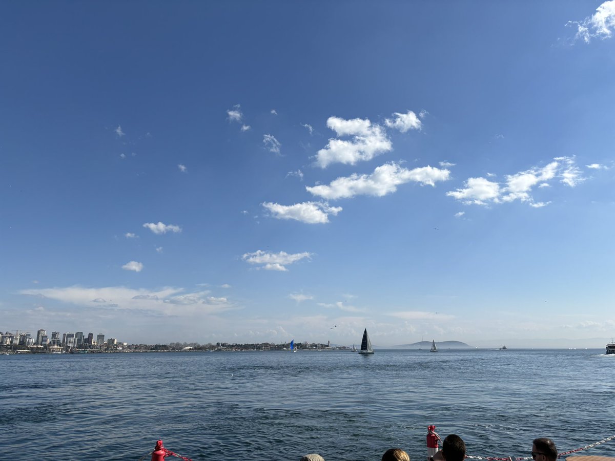 nilayakturkk's tweet image. Hava miss☀️
Akşama sabaha nasıl olur bilinmez o yinden anın tadını çıkarmak gerek✨🙃
#kadıköy
#moda
#modasahil