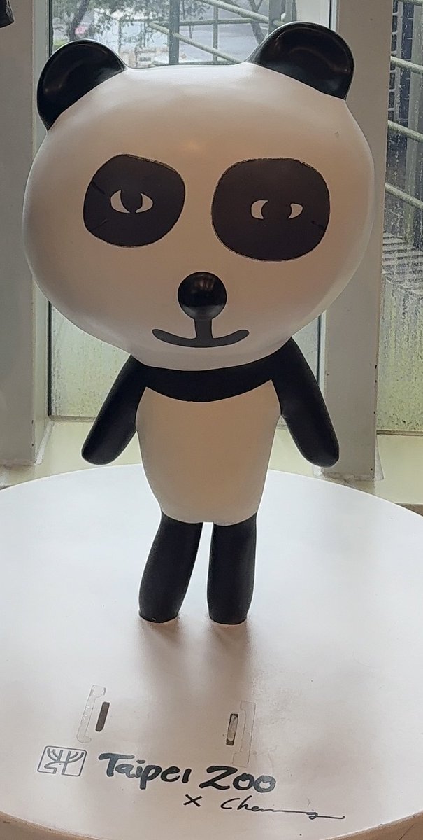 _moonbell_'s tweet photo. @mimi_kyu39 気付いてもらえて嬉しいです！
このパンダ怪しすぎるのです🐼 https://t.co/xlGbXE6vRj