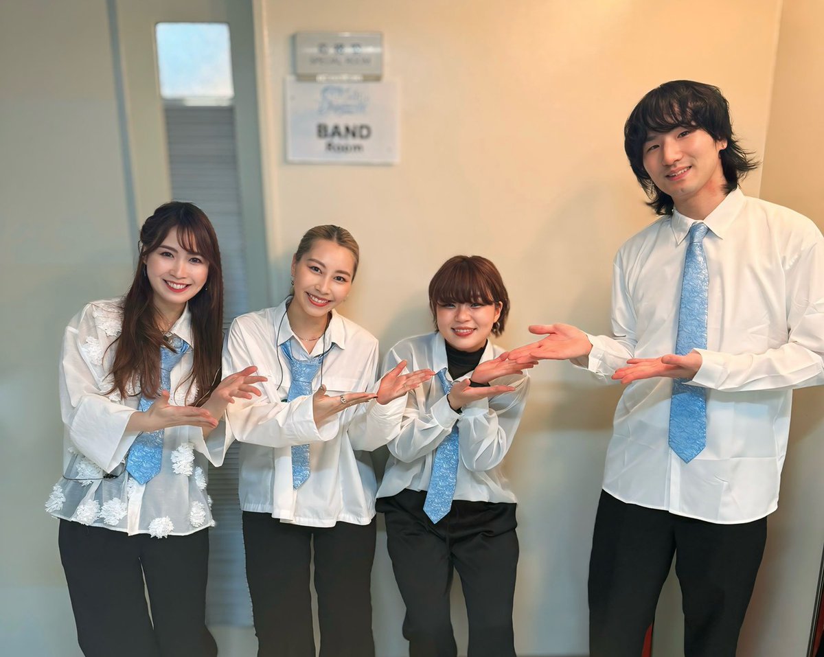 Soushi_desu's tweet photo. STU48 9th Anniversary Concert
THE STU SHOW〜Horizon〜
広島公演でした！

皆さんの9周年をお手伝いできてとても嬉しいです！🎻

世にも珍しい岩嵜カルテット↓
Violin 1st: 岩嵜壮志
Violin 2nd: 霜村真由美
Viola: 秋葉彩恵
Violoncello: 佐藤空

でお送りしました！
ありがとうございました！！

#STU48 
#瀬戸内 
#STU48_9周年