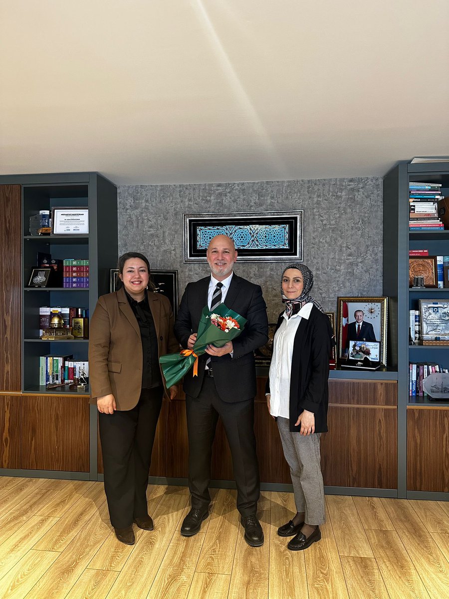 kad_samsun's tweet photo. 5 Nisan Avukatlar Günü vesilesiyle, Seçim İşleri Birim Başkanımız Merve Duman Akdemir tarafından gerçekleştirilen program kapsamında; adaletin tesisi adına büyük bir özveriyle görev yapan kıymetli avukatlarımız ziyaret edilmiştir.

Program çerçevesinde; önceki dönem İl Başkanımız ve Genel Merkez Doğu Karadeniz Bölge Koordinatörümüz Av. Hakan Karaduman, önceki dönem İl Kadın Kolları Başkanımız ve İl Disiplin Kurulu üyemiz Av. Çakır Öztürk, önceki dönem İl Yönetim Kurulu Üyemiz Av. Hanife Temiz ile önceki dönem Atakum İlçe Başkanımız Av. Hüseyin Dereli’ye ziyaret gerçekleştirilmiştir.

Hukukun üstünlüğünün teminatı olan, hak ve adalet mücadelesinde önemli bir sorumluluk üstlenen tüm avukatlarımızın 5 Nisan Avukatlar Günü’nü kutluyor; çalışmalarında başarılar diliyoruz.
@avtugcedagdemir