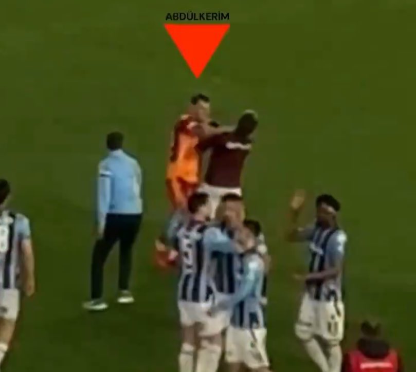 ajansfenercom's tweet photo. ⁉️Onuralp Çevikoğlu'na fiziksel temasta bulunan Abdülkerim Bardakçı kaç maç ceza alacak? @TFF_org

🔙Jailson, Belhanda'ya fiziksel temasta bulunduğu gerekçesiyle 8 maç ceza almıştı! https://t.co/xo8cTJkeQx